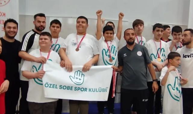 Otizmli yüzücü Alper’den 13 farklı stilde 13 şampiyonluk