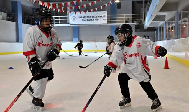 Sıcacık bir kentte buz gibi bir hayal: Muratpaşa’nın küçük hokeycileri