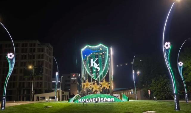 Stat kavşağını Kocaelispor’un arması aydınlatıyor