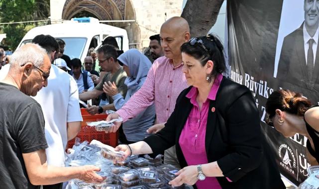 Antalya Muratapa’da Ferdi Zeyrek için helva dağıtıldı