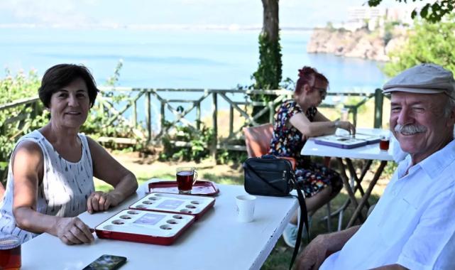 Antalya’da kıdemli kent sakinlerinden mangala keyfi