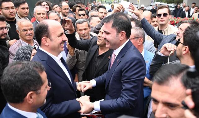 Bakan Kurum Konya Türbeönü’nde kucaklaştı