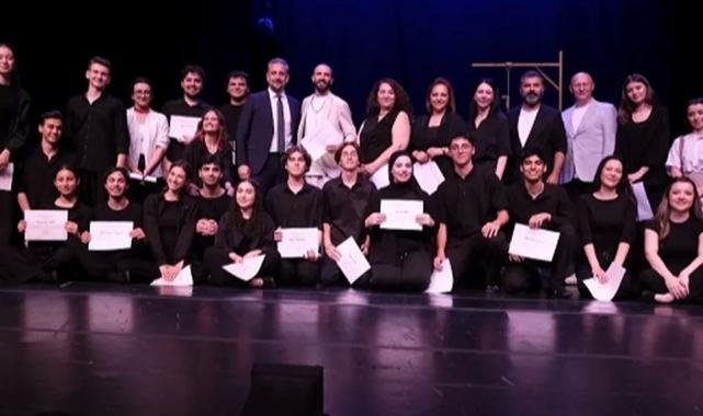 Bursa Devlet Tiyatrosu’nun kursiyerleri sahnede mezun oldu