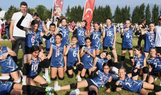 Bursa genç voleybolcuların kalbi Osmangazi’de attı