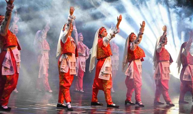 Bursa Maarif Halk Dansları’ndan ‘Göçün Kadınları’ gösterisi