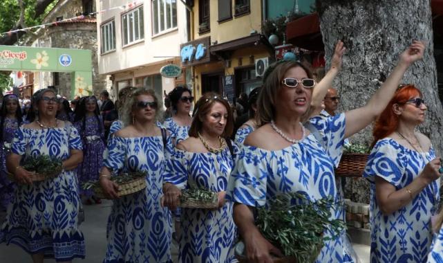 Bursa Mudanya’da zeytinin bereketi Tirilye sokaklarına taştı