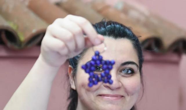 Bursa Osmangazili kadınlar hemcinsleri için hediye anahtarlık üretiyor