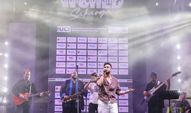 Dünya sahnesi İlyas Yalçıntaş konseri ve sahne şovlarıyla şölene dönüştü