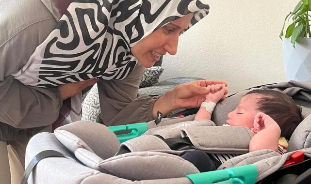 Emre bebek, İzmir’de koruyucu aileyle buluştu… ‘Geçici Koruyucu Aile’ modeli yaygınlaşıyor