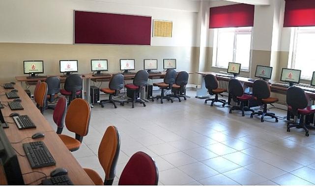 İETT’nin gençlere teknoloji desteği sürüyor.