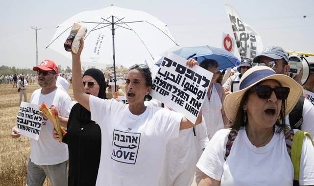 Barış yanlısı İsrailliler Gazze sınırında