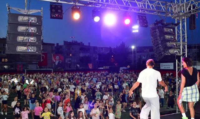 İzmir Çiğli müziğe ve dansa doydu