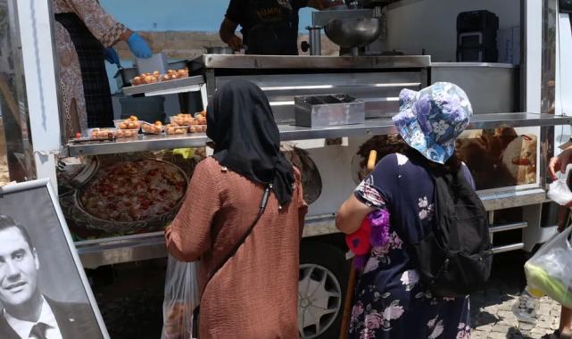 İzmir Güzelbahçe’de Ferdi Zeyrek adına lokma döküldü