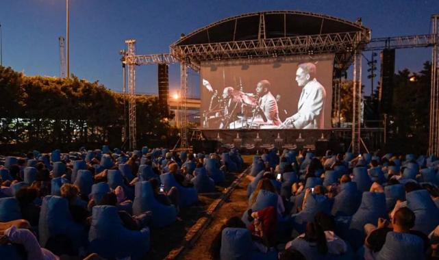 İzmir’de açık havada sinema keyfi başladı