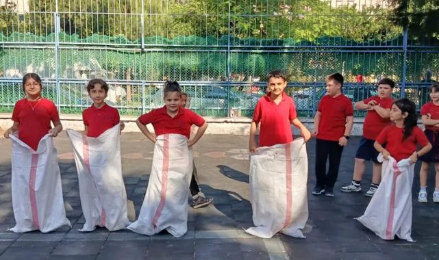 İzmir’de Geleneksel Çocuk Oyunları Şenliği coşkuyla geçti