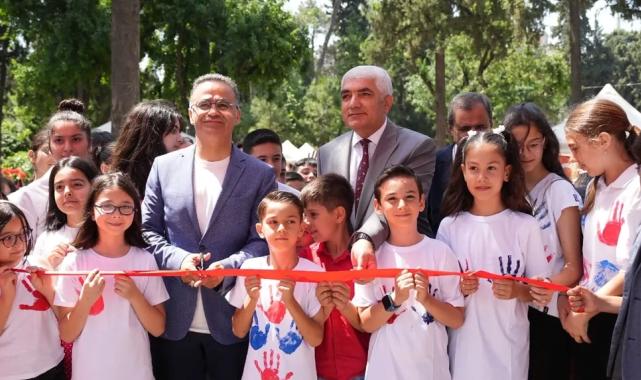 İzmir’de ”Küçük Eller Güçlü Kalemler” kitap fuarı coşkuyla açıldı