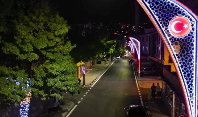 İzmit’te Atatürk Motifli aydınlatmalar caddeyi aydınlattı