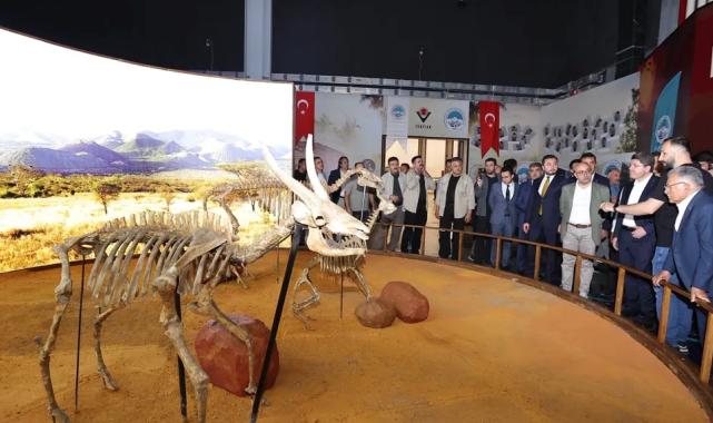 Kayseri Büyükşehir’den Adalet Bakanı’na fosil sunumu