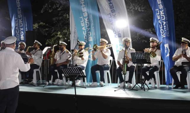 Kocaeli Büyükşehir Bandosu Körfez sahilini inletti