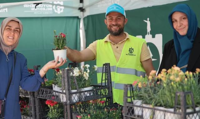 Kocaeli’de kabirlere çiçek, gönüllere huzur