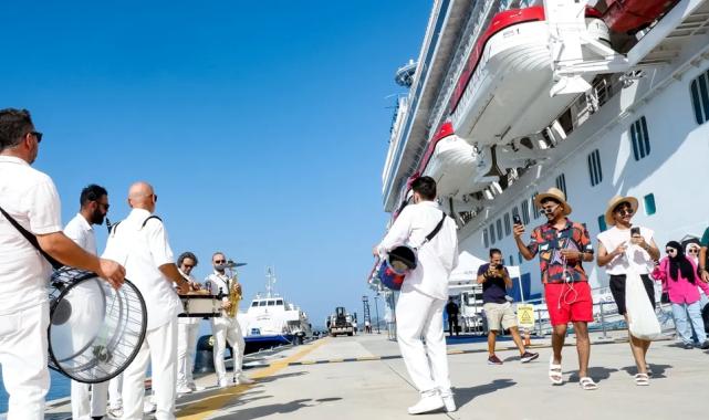 Lüks kruvaziyer ilk kez Bodrum’a demir attı… Türk ezgileriyle karşılandılar