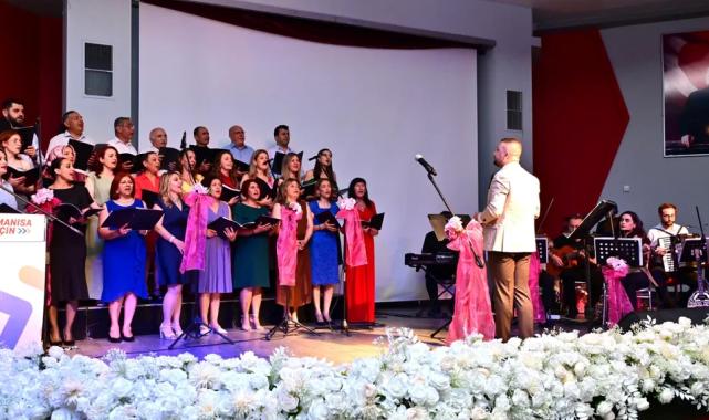 Manisa’da “Türkü Gibi Şarkılar” ayakta alkışlandı