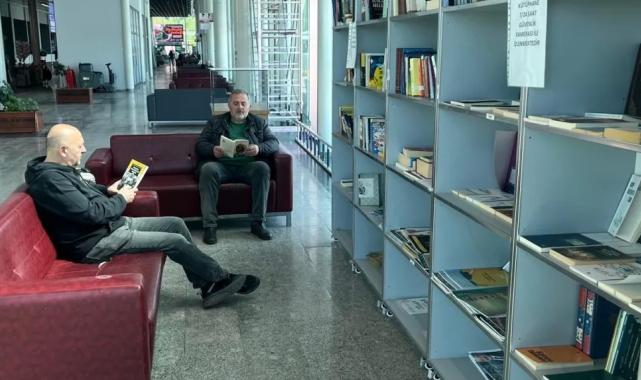 Ordu’da yolcular otobüslerini kitap okuyarak bekliyor