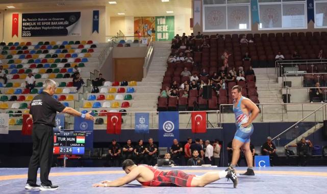 Sakarya’da güreşçiler minderde terlemeye devam ediyor