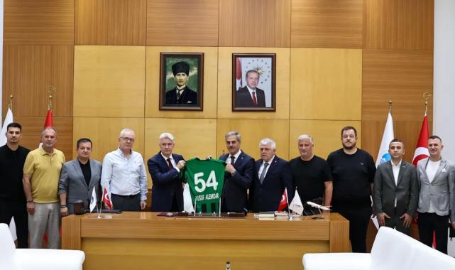 Sakaryaspor yönetimi Başkan Alemdar’ı ziyaret etti