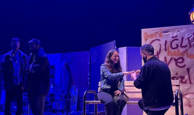 10 bini aşkın izleyici tiyatronun renkli dünyasına tanıklık etti