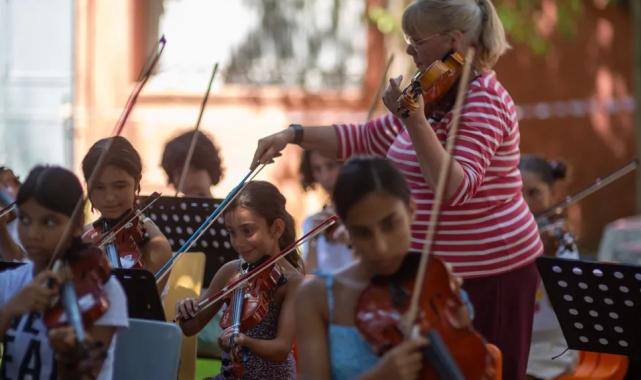 Adalar Çocuk ve Gençlik Orkestrası’ndan uluslararası ilk müzik okulu
