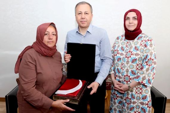 Bakan Yerlikaya’dan şehit bekçinin ailesine ziyaret