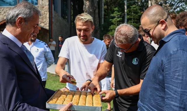 Başkan Alemdar’dan Bolu kampına baklavalı moral
