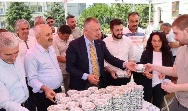 Başkan Büyükakın, Gebze’de aşure dağıttı