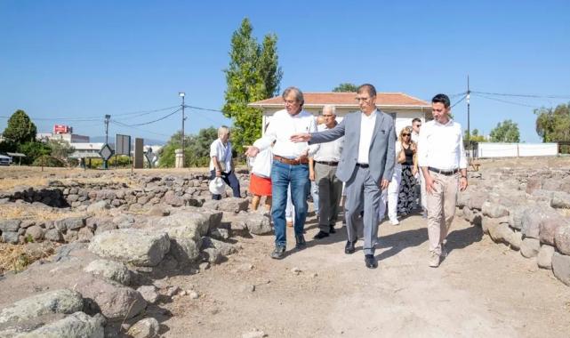 Başkan Tugay Smyrna kazılarını inceledi
