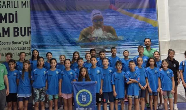 Bursa Büyükşehir Belediyesporlu kulaçlar madalyaları topladı