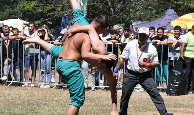 Bursa İznik’in Alıç Yaylası’nda kıran kırana güreş