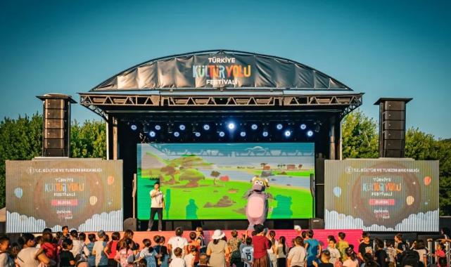 Bursa Kültür Yolu Festivali’nde çocuk hem eğlendi, hem de sanatı öğrendi