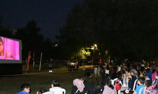 Bursa Osmangazi’de açık hava sinema keyfi devam ediyor