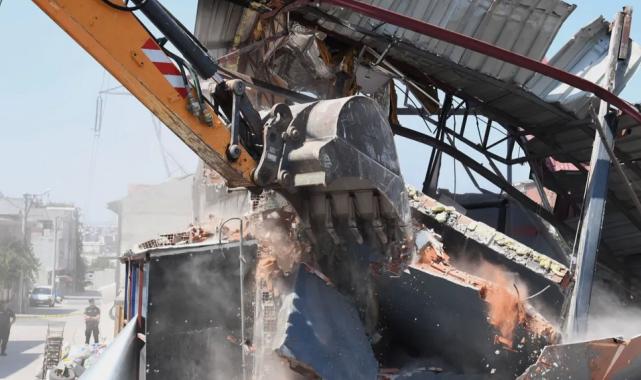 Bursa’da yüksek gerilim hattına yapılan kaçak iş yeri yıkıldı