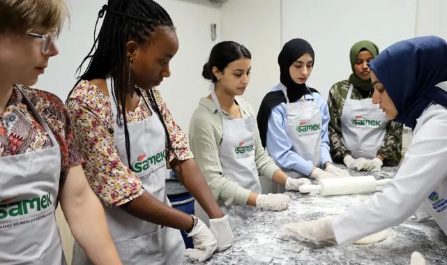 Dünyanın gençleri Türk kültürünü SAMEK ile tanıdı