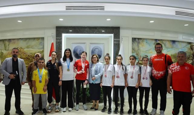 Gaziantep’in şampiyonları Başkan Şahin’le bir araya geldi