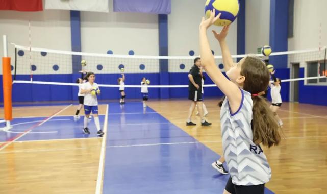 İstanbul Büyükşehir on binlerce çocuğu sporla buluşturuyor