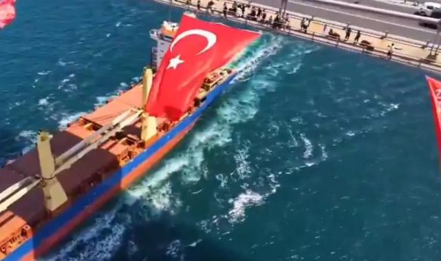 İstanbul’un üç köprüsüne Türk Bayrağı asıldı