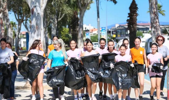İzmir Narlıdere’de voleybolculardan kıyı temizliği