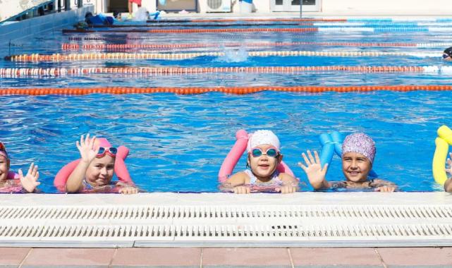 İzmir Narlıdere’de yüzme kursları başladı