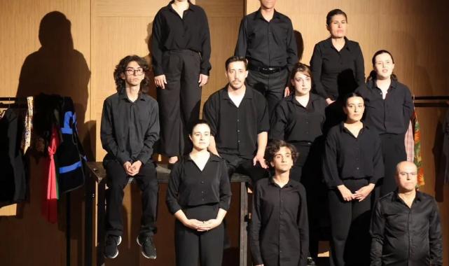 İzmir’de Kent Tiyatrosu kursiyerlerinden alkışlık performans