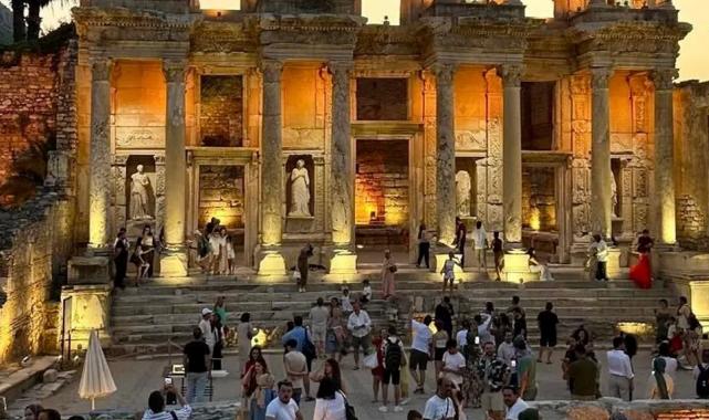 İzmirli gençler Efes’i keşfetti