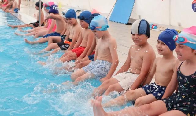 İzmit’te çocuklar yüzme öğreniyor