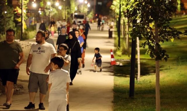 Kayseri Talas’ta millet açılmadan bahçesine akın etti